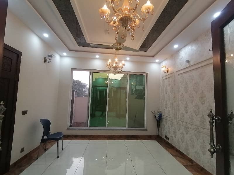 Prime Location House Of 8 Marla Is Available For sale 4