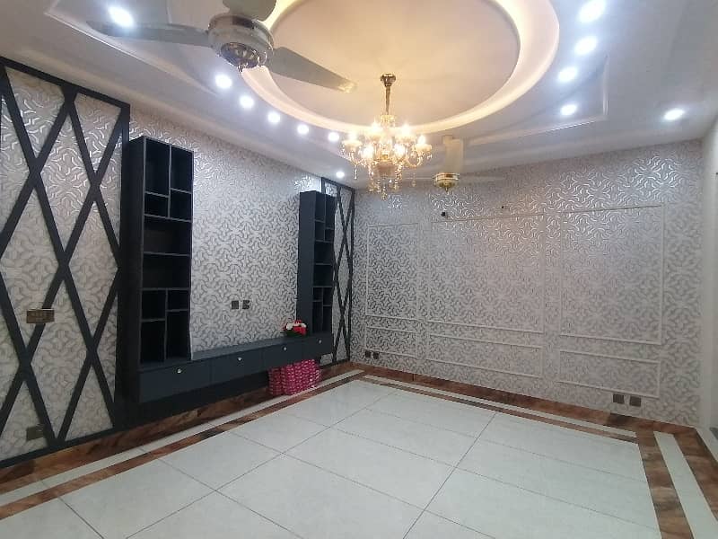 Prime Location House Of 8 Marla Is Available For sale 9