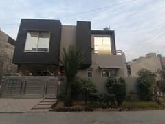 Get An Attractive Corner House In Lahore Under Rs. 40000000