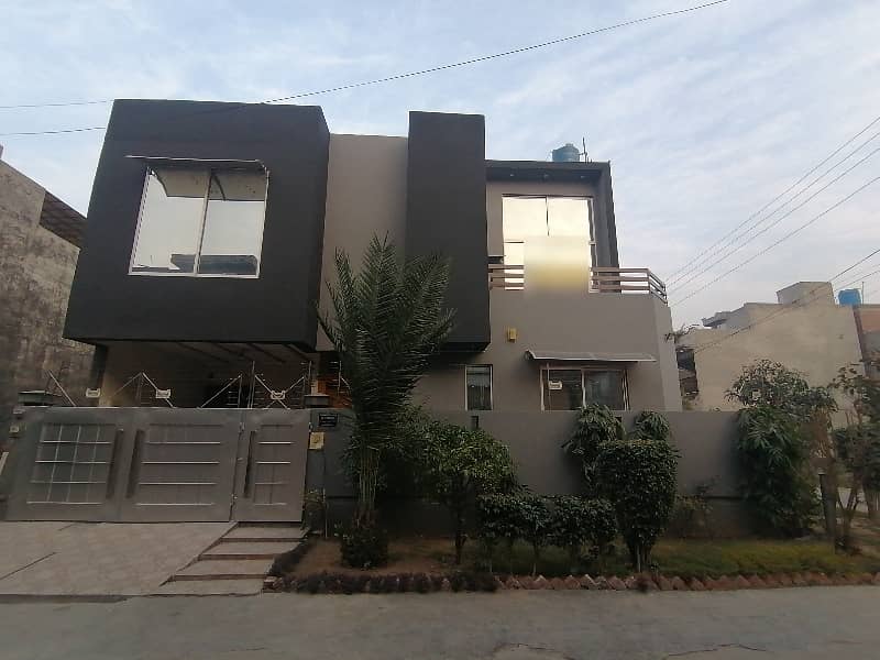 Get An Attractive Corner House In Lahore Under Rs. 40000000 0