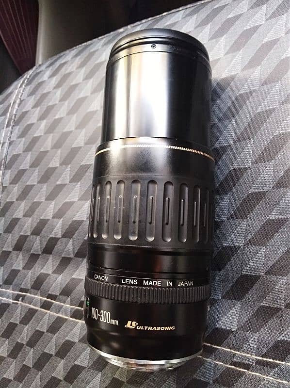 Canon 100-300 mm zoom lens 0