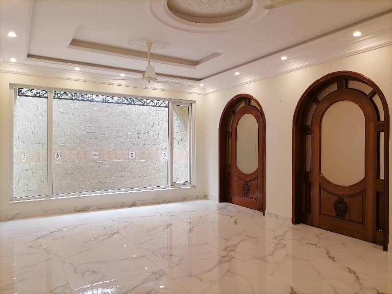 Reserve A Centrally Located House In Gulberg 10