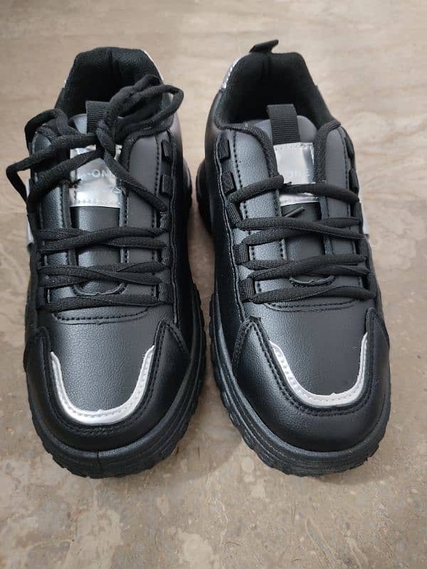 Black sneakers for women 1