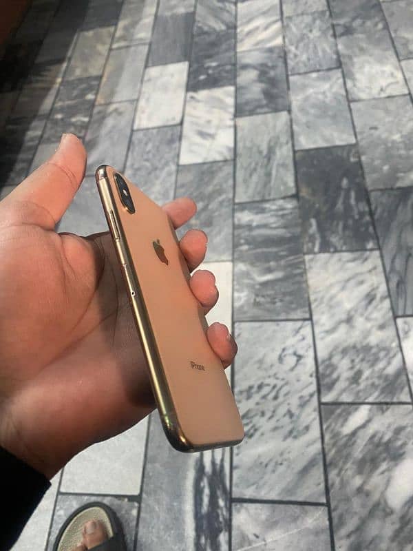 XS GOLDEN iPHONE 1