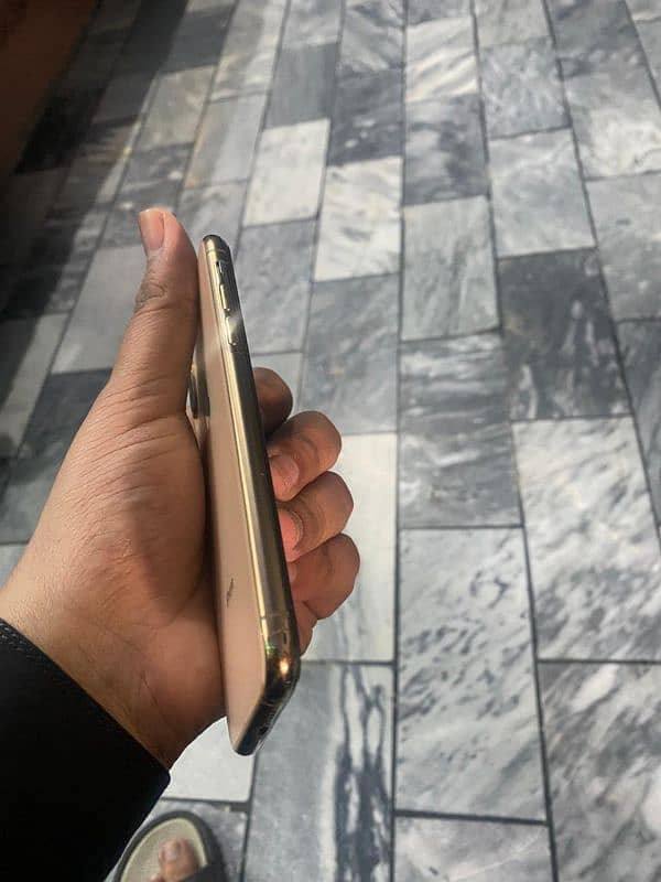 XS GOLDEN iPHONE 2