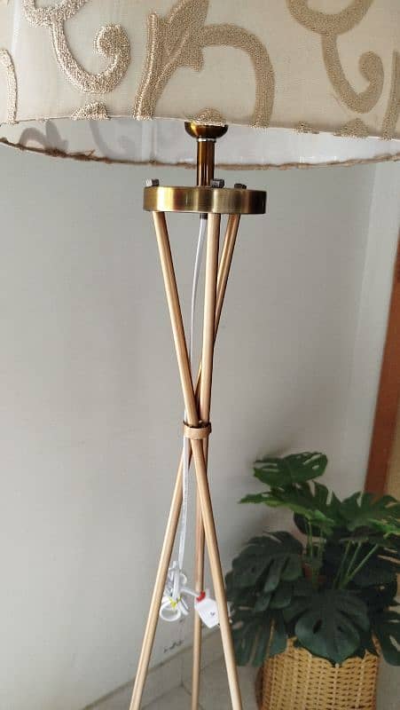 BEIGE TRIPOD FLOOR LAMP 2