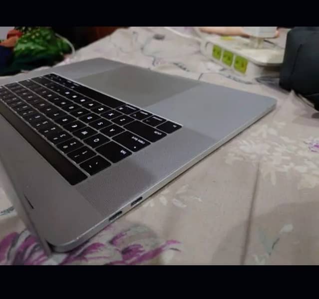 MACBOOK PRO 2017 TOUCH BAR 15INCH 4