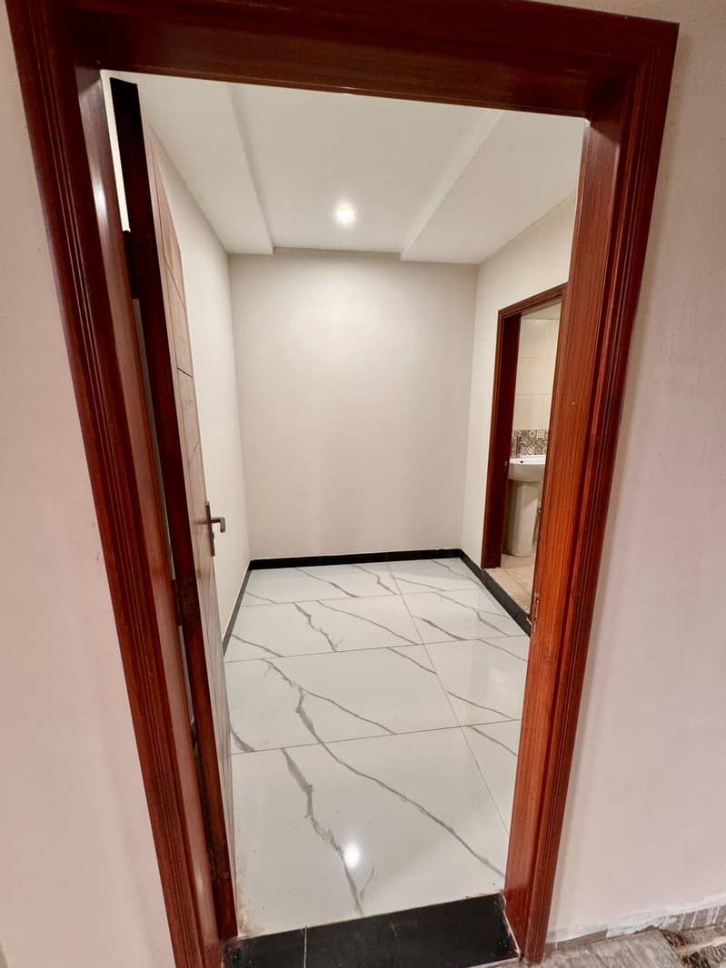 Spacious Flat Is Available For sale In Ideal Location Of Bahria Town Phase 7 26