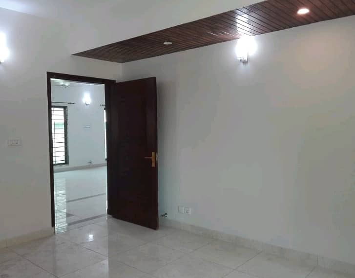 Spacious Flat Is Available In Askari 11 - Sector B For sale 1