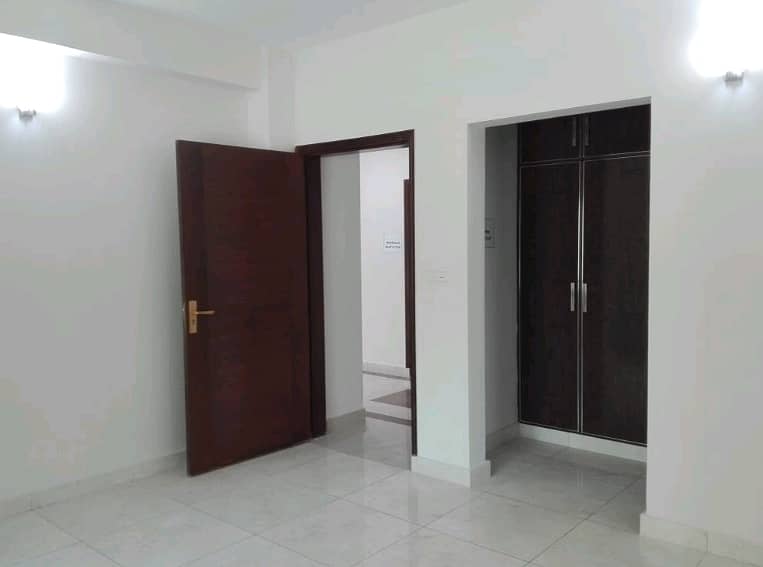 Spacious Flat Is Available In Askari 11 - Sector B For sale 5