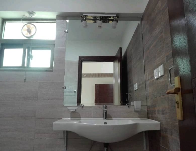 Spacious Flat Is Available In Askari 11 - Sector B For sale 6