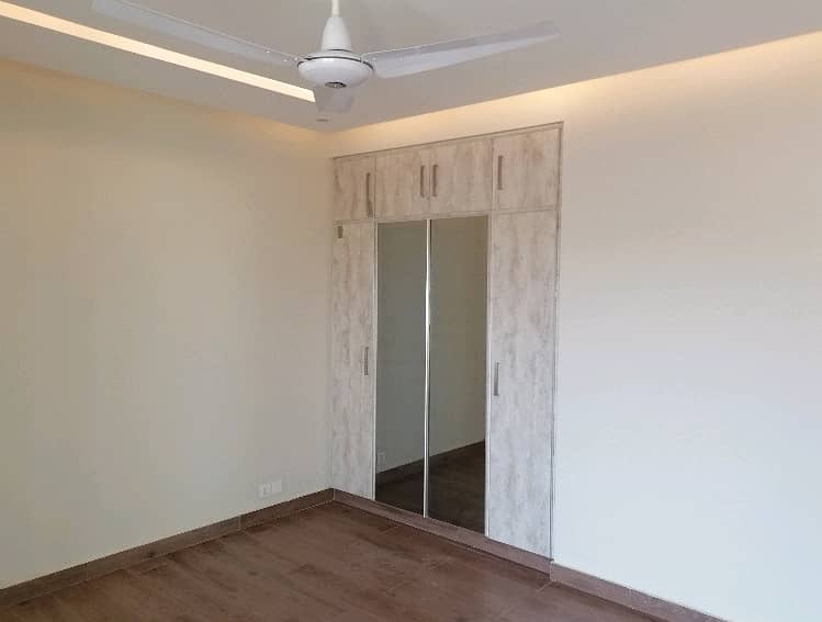 Askari 11 - Sector D Flat For sale Sized 10 Marla 3