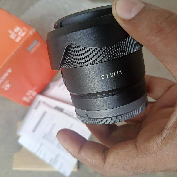 sony 11mm f1.8 veloging lens it is for a6100 a6300 a6400 a6500 a6700 7