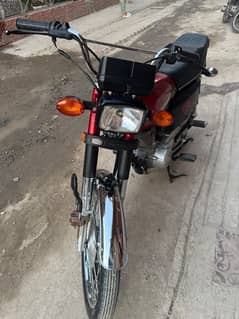 Honda 125 red color