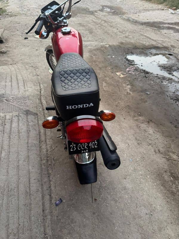 Honda 125 red color 2