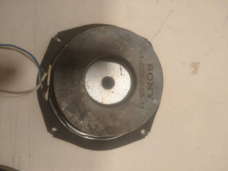 sub woofer speaker. . . . . . . only 4000 8