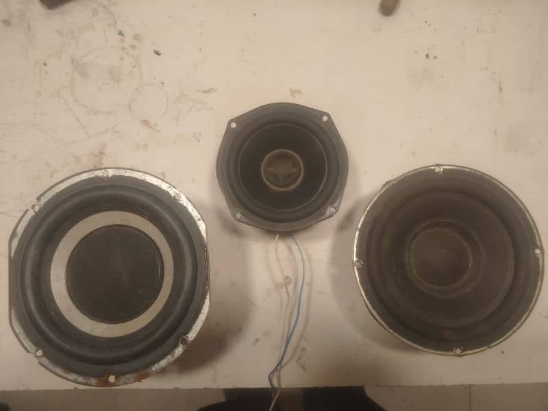 sub woofer speaker. . . . . . . only 4000 9