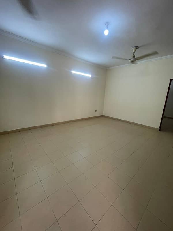 5 MARLA BEAUTIFUL HOUSE AVAILABLE FOR RENT IN KHAYABAN E AMIN 10