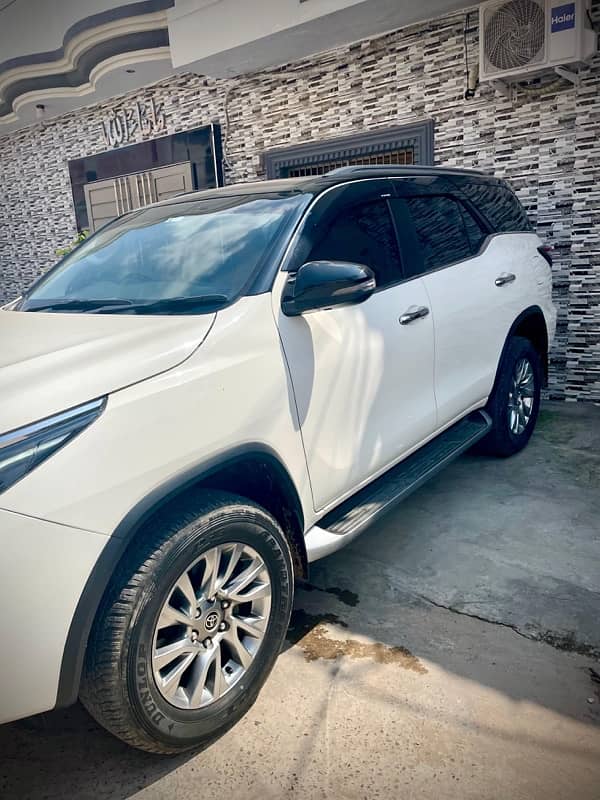 Toyota Fortuner V 2022 4