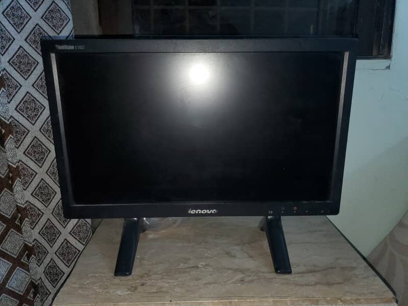 Lenovo 19" monitor 1