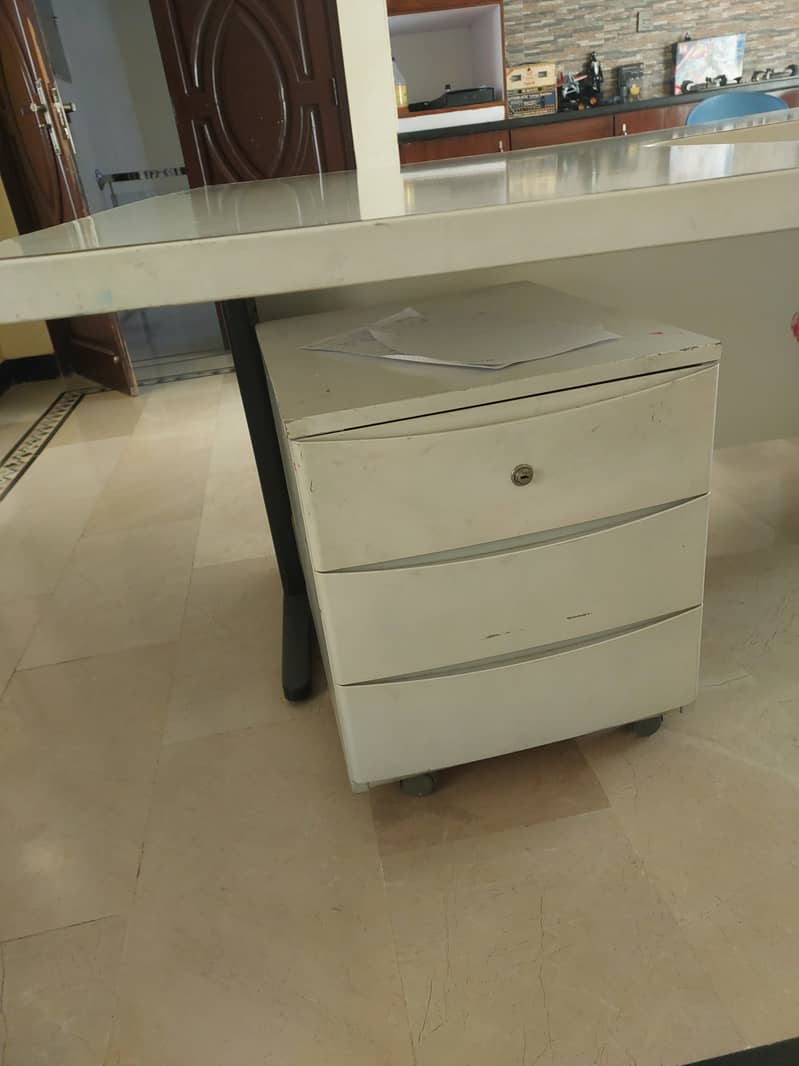 Office Table with a set of drawer 1