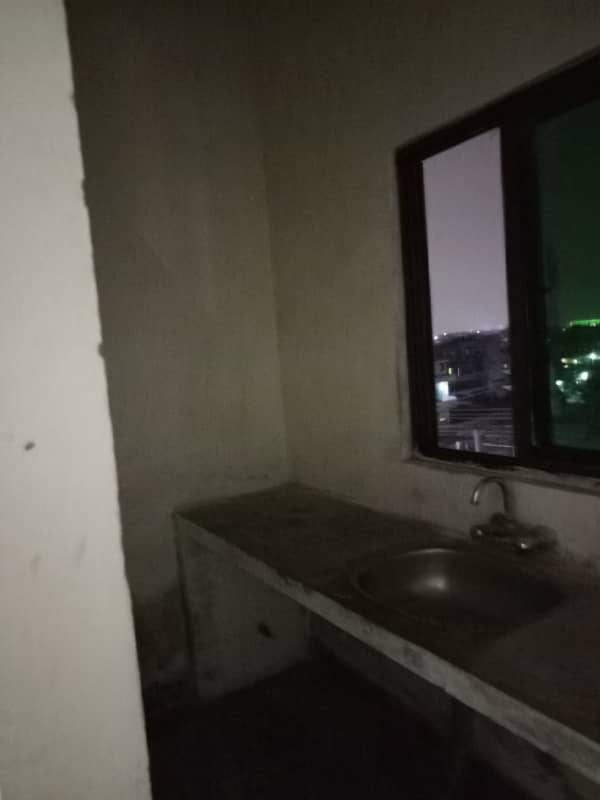 Flat for rent in Ali town near main orangeline station for Bachelor (Student + Job holder) thokar near 2