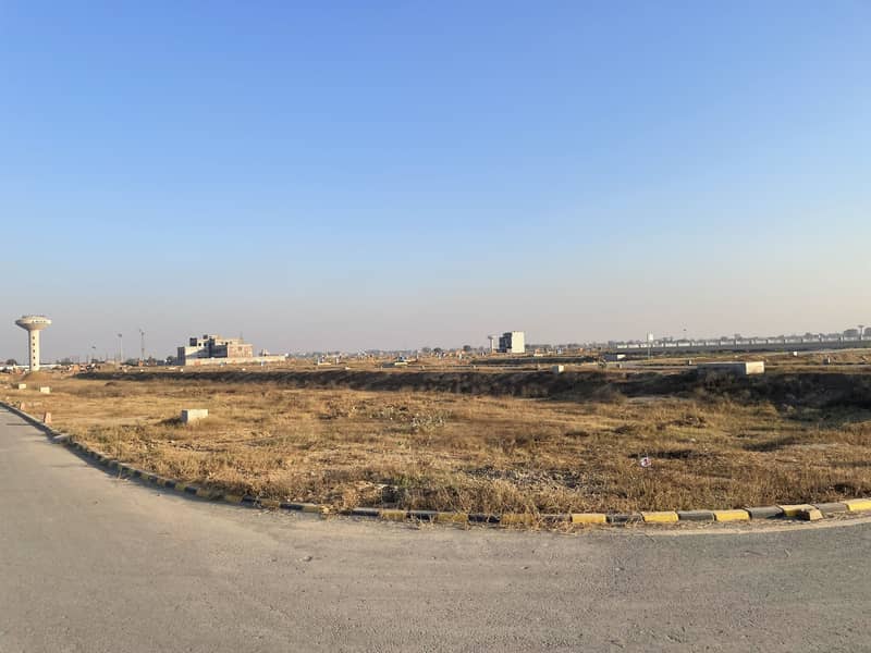 5 Marla On-Ground Plot For Sale In Block Q, LDA City Lahore Back Of 300 Feet Road 3