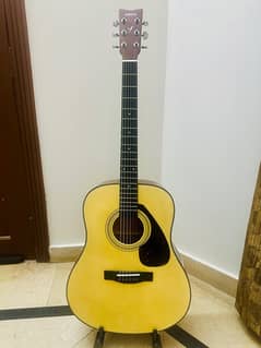 Yamaha F600 Acoustic with Premium Stand