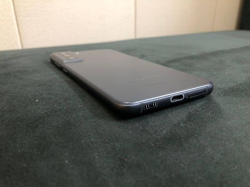 Galaxy S21 FE 5G (6/128) Non PTA but sim working (USA Model) & charger 10