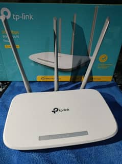 TP-Link WN845 Tri-Antenna Router.