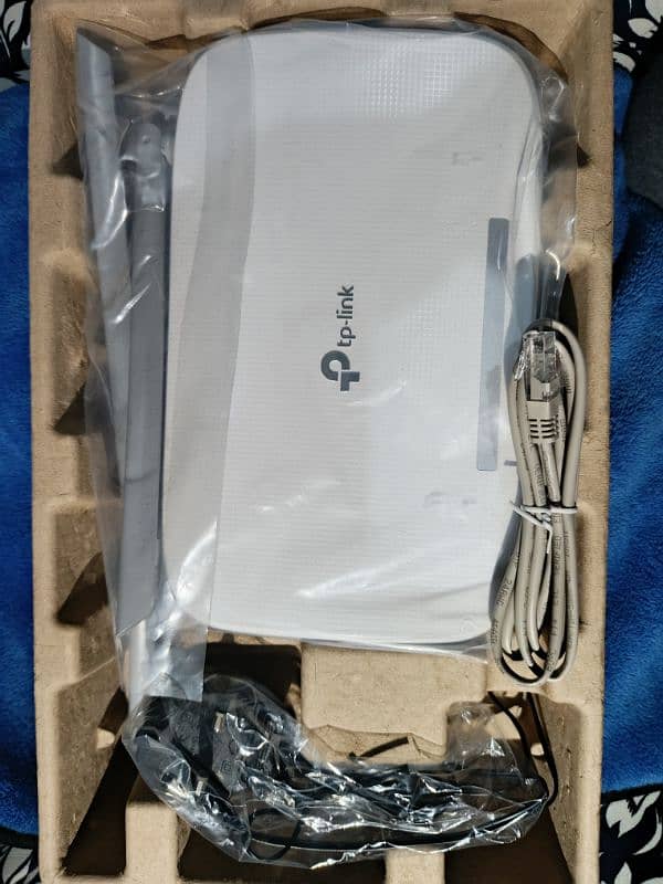 TP-Link WN845 Tri-Antenna Router. 1