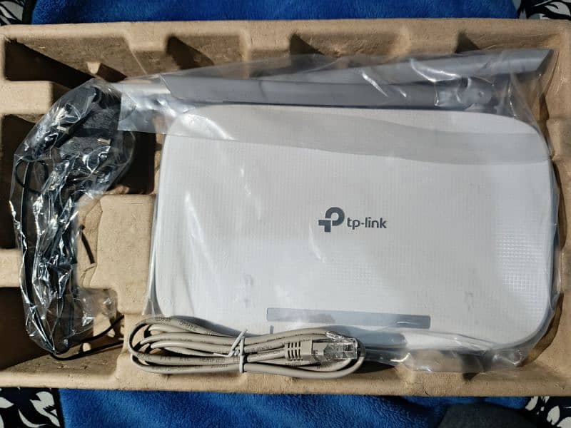 TP-Link WN845 Tri-Antenna Router. 2