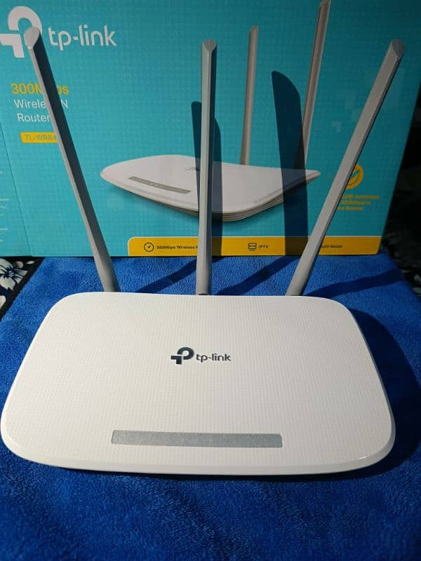 TP-Link WN845 Tri-Antenna Router. 3