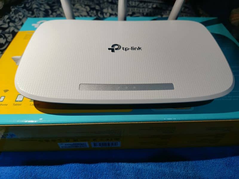 TP-Link WN845 Tri-Antenna Router. 6