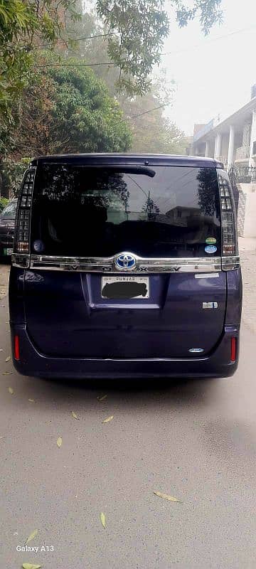 Toyota Voxy Hybrid 1.8 , Model 2015 , Punjab Registered 2021 4