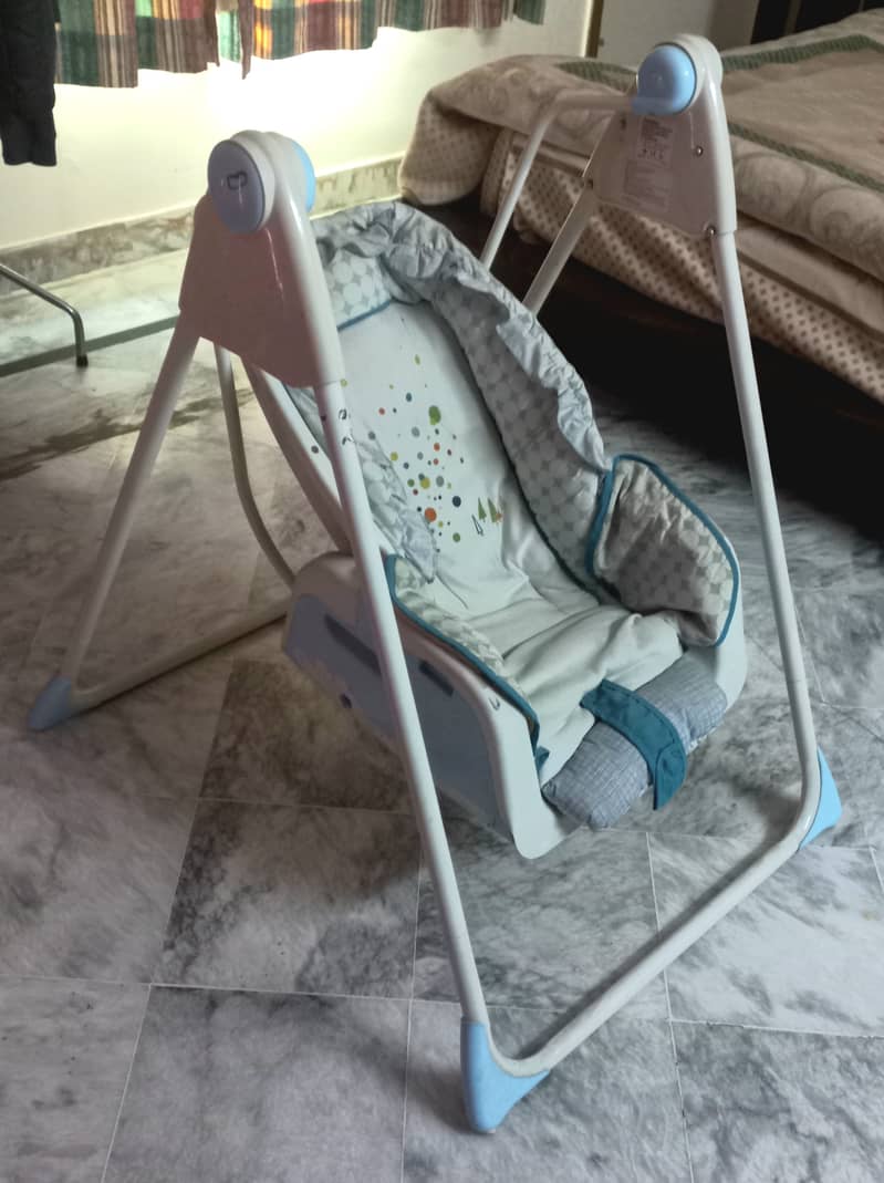 Small baby swing especially suitable for under age 3 years 2