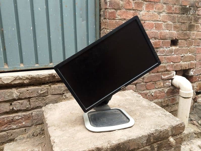 22 inch PC  LCD with extra  rotatable stand 1