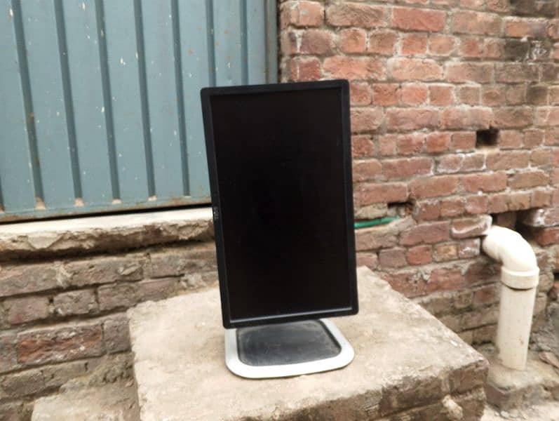 22 inch PC  LCD with extra  rotatable stand 5