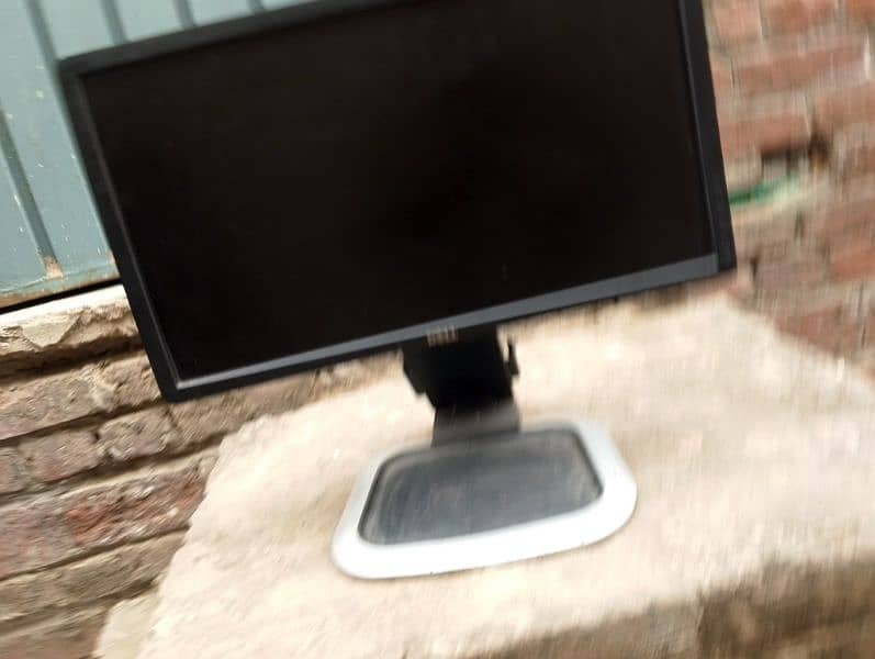 22 inch PC  LCD with extra  rotatable stand 6