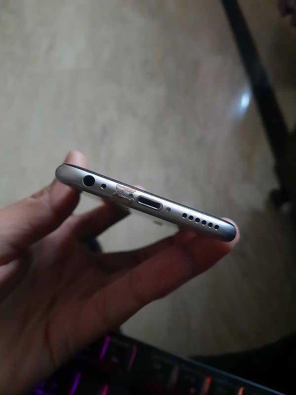 Iphone 6 with cover and wire 4