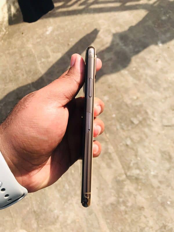 I phone xs 256gb single sim approved condition 10/10 1