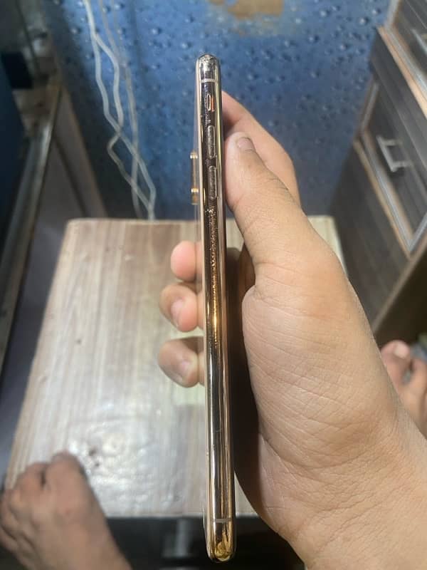 iPhone XS max64gp factory unlock golden colour 2