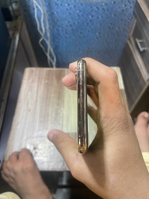 iPhone XS max64gp factory unlock golden colour 3