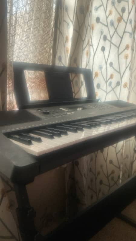 Yamaha PSR E-373 Keyboard Piano 1