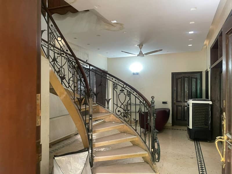 10 Marla Beautiful House on Prime Location Available for Sale in AA Block Phase 4 DHA Lahore 9