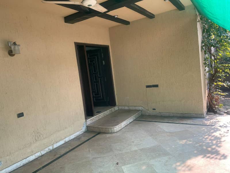 10 Marla Beautiful House on Prime Location Available for Sale in AA Block Phase 4 DHA Lahore 10