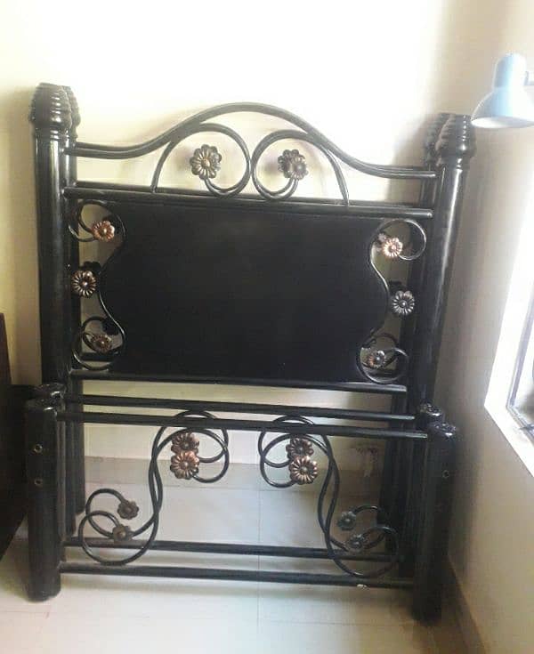 2 Wrought Iron Beds 0