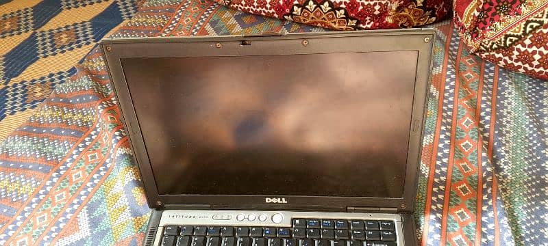 Dell ka laptop hai light ka masla 1 harz ka kam hai 4