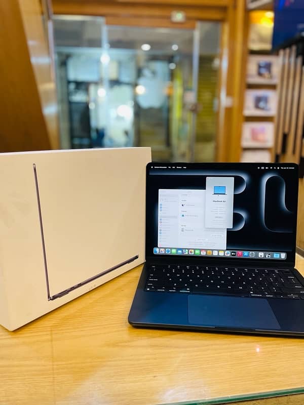 MAC BOOK AIR M3(2024) 8gbram. 256gb storage13.6inch withbox warantytill 0