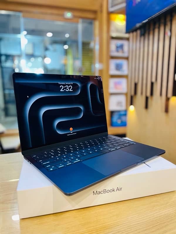 MAC BOOK AIR M3(2024) 8gbram. 256gb storage13.6inch withbox warantytill 1